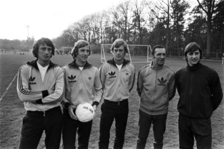Training Nederlands elftal i.v.m. wedstrijd België v.l.n.r. Rensenbrink, Neeske, Bestanddeelnr 928-5327