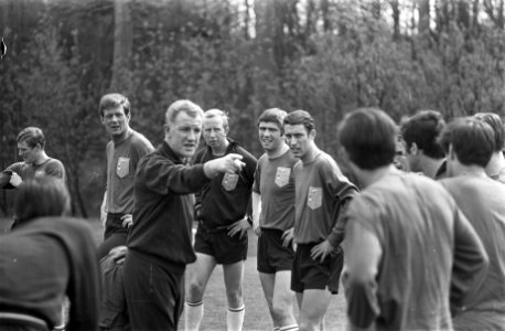 Training Nederlands elftal. Kessler geeft aanwijzingen Van Zoghel , Groot, Eyken, Bestanddeelnr 921-2815