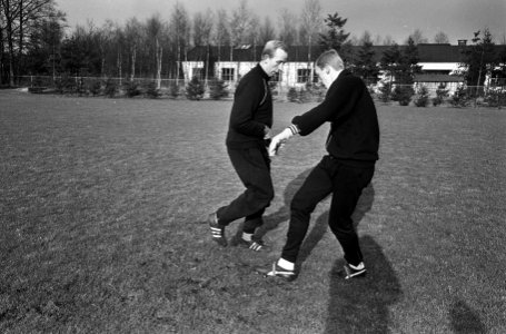 Training Nederlands elftal, Henk Groot en Pim Doesburg tijdens training, Bestanddeelnr 917-4425 photo