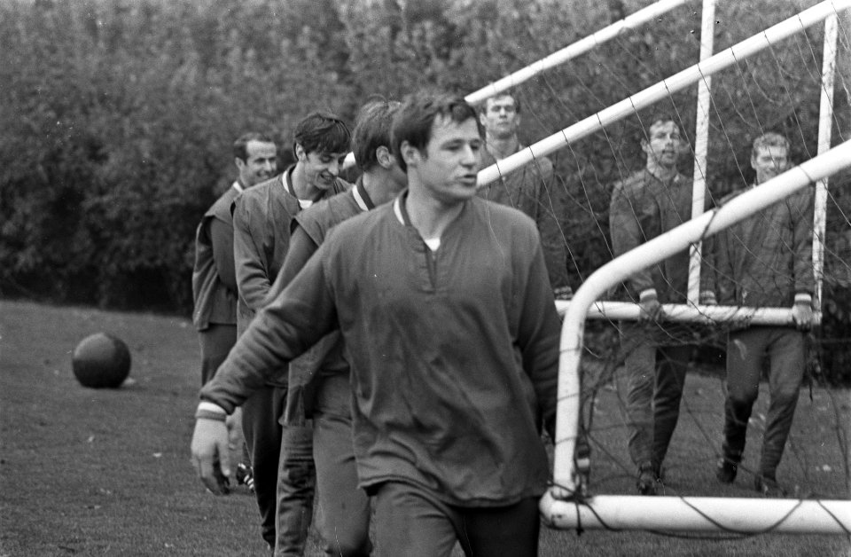 Training Nederlands Elftal debutant Rijders (rechts) sjouwt met Cruijff doel naa, Bestanddeelnr 921-7470