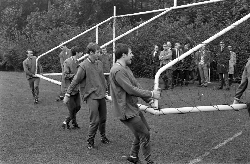 Training Nederlands Elftal debutant Rijders (rechts) sjouwt met Cruijff doel naa, Bestanddeelnr 921-7471