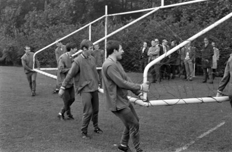 Training Nederlands Elftal debutant Rijders (rechts) sjouwt met Cruijff doel naa, Bestanddeelnr 921-7471