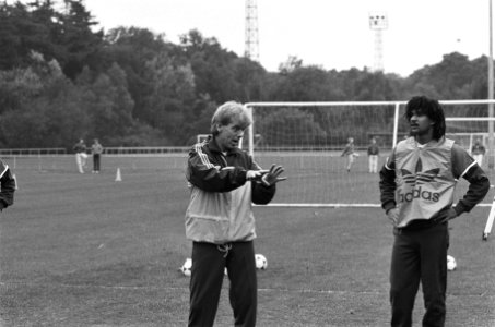 Training Nederlands elftal in Zeist voor wedstrijd tegen Belgie bondscoach Leo , Bestanddeelnr 933-4524