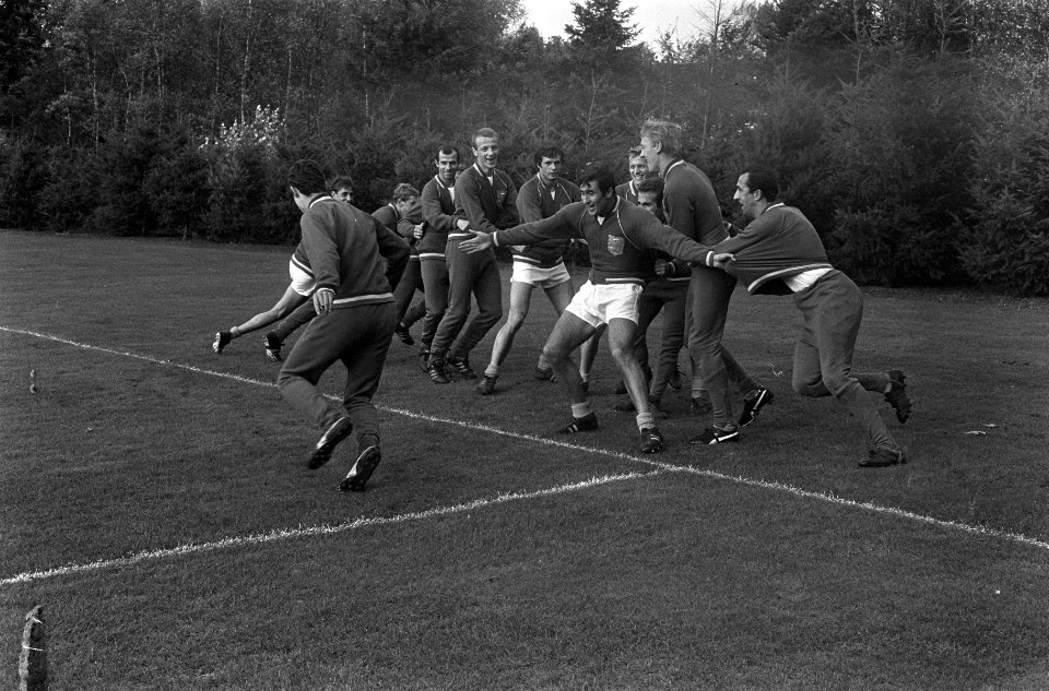 Training Nederlands elftal te Zeist. Krijgertje spelen in midden Sjaak Swart, Bestanddeelnr 920-8108