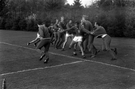 Training Nederlands elftal te Zeist. Krijgertje spelen in midden Sjaak Swart, Bestanddeelnr 920-8108