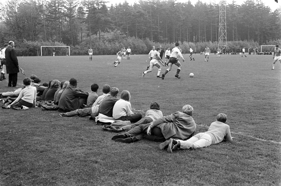 Training Nederlands elftal te Zeist. Geselecteerden oefenden tegen HVC. Kinderen, Bestanddeelnr 921-3565