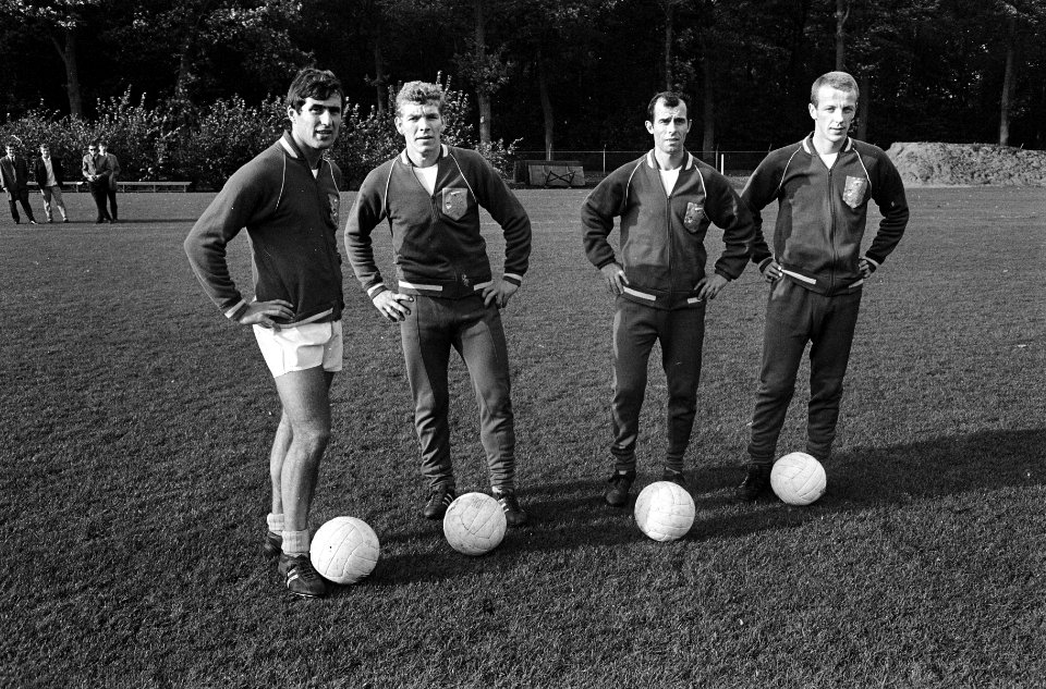 Training Nederlands elftal te Zeist. Swart, Van Gorp, Moulijn, Houwaart, Bestanddeelnr 920-8107