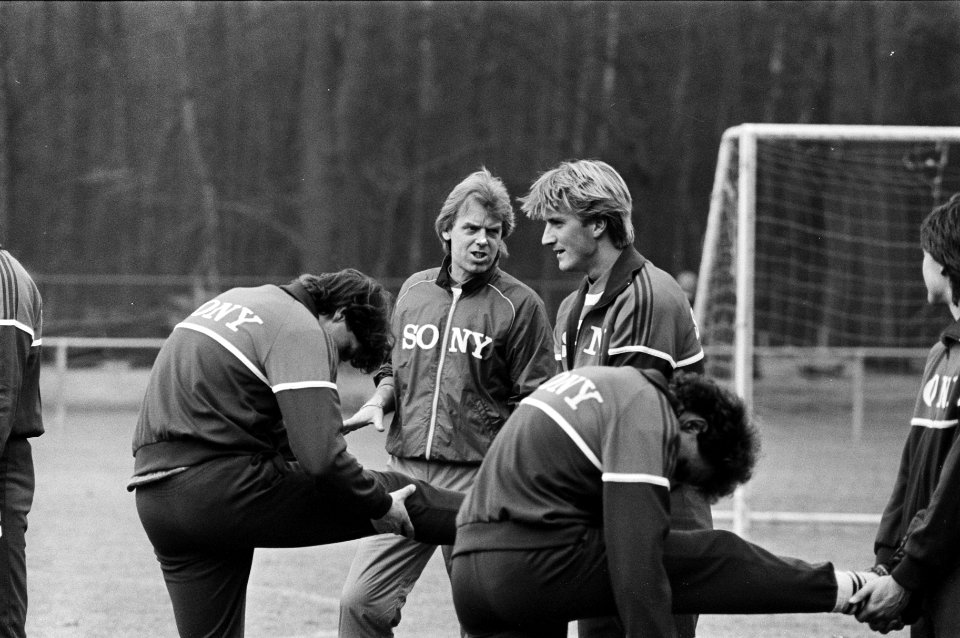 Training Nederlands elftal i.v.m. interland tegen Cyprus interim-bondscoah Leo , Bestanddeelnr 933-2464