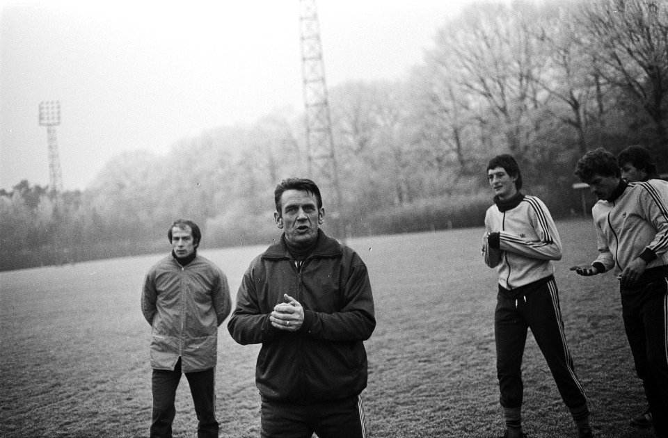 Training Nederlands elftal (Zeist) trainer Zwartkruis aa het woord, Bestanddeelnr 930-0513