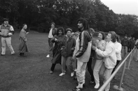 Training Nederlands elftal Ruud Gullit met dames die op de foto willen met hem, Bestanddeelnr 934-0999