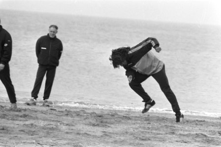 Training Nederlands elftal op strand van Noordwijk Ruud Gullit oefent, Bestanddeelnr 934-1142