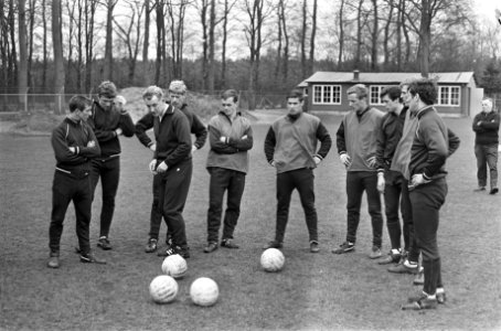 Training Nederlands elftal te Zeist, Kesler geeft les in balbehandeling, Bestanddeelnr 920-1626