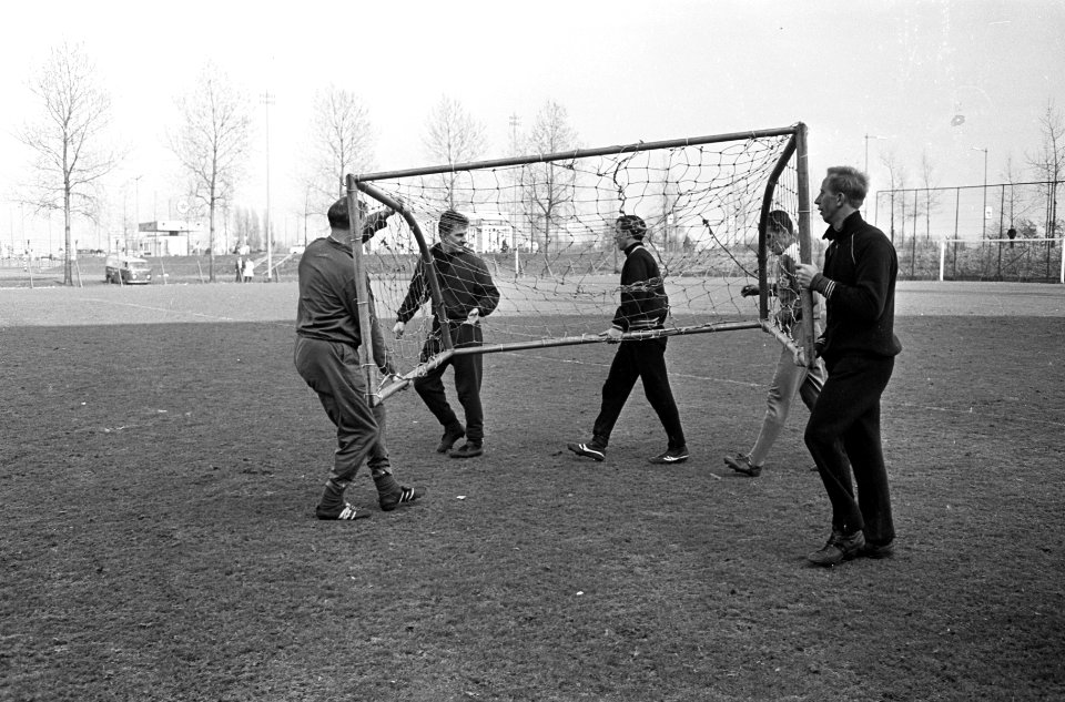 Training Nederlands elftal in Feyenoordstadion, de doelen worden verzet v.l.n.r., Bestanddeelnr 917-6157