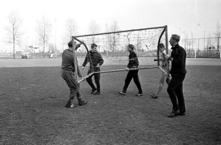 Training Nederlands elftal in Feyenoordstadion, de doelen worden verzet v.l.n.r., Bestanddeelnr 917-6157