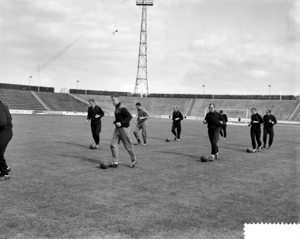 Training Nederlands elftal in Den Bosch . Oefening met ballen, voorop Hans de Ko, Bestanddeelnr 912-4674