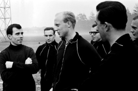 Training Nederlands elftal te Zeist, spelers van Feijenoord in gesprek v.l.n.r. , Bestanddeelnr 914-9734