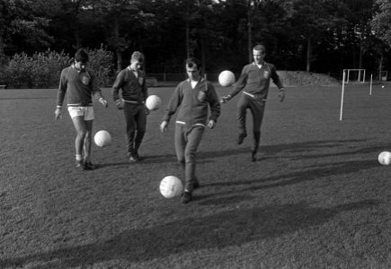 Training Nederlands elftal te Zeist. Bal hooghouden. Vooraan Coen Moulijn. Links, Bestanddeelnr 920-8109