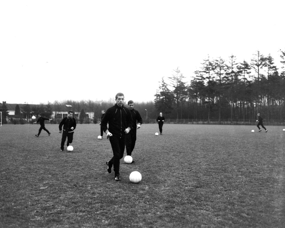 Training Nederlands elftal te Zeist, voorop Guus Haak , Veldhoen, Muller, Bestanddeelnr 917-5719