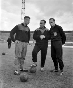 Training Nederlands elftal in Den Bosch . Elek Schwarz met Ouderland (r.) en Han, Bestanddeelnr 912-4675