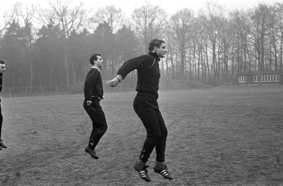 Training Nederlands elftal te Zeist, spelers tijdens training. Links Coen Moulij, Bestanddeelnr 917-1711