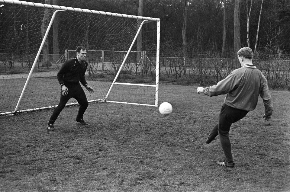 Training Nederlands elftal te Zeist, Kesler schiet bij Van Leeuwen op doel, Bestanddeelnr 920-0530