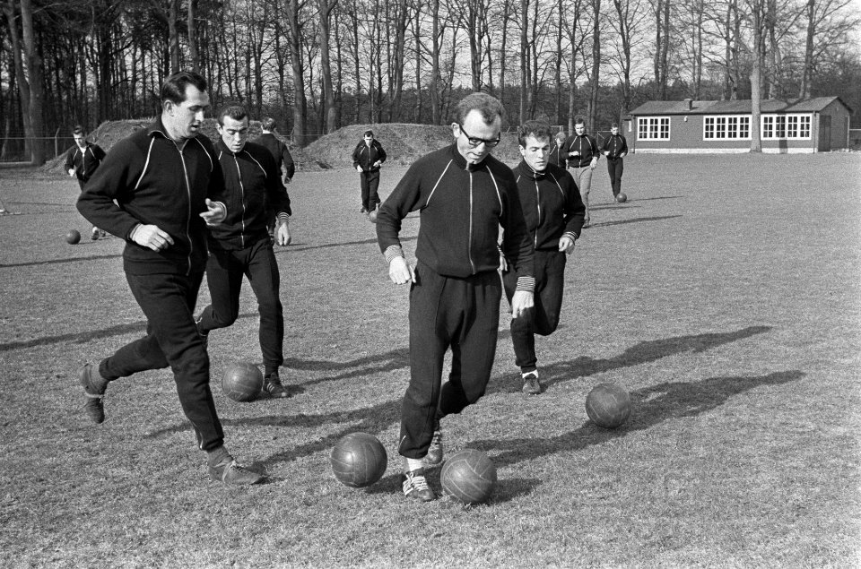 Training Nederlands elftal, P. Graafland , Schrijvers, Van Wissen en Muller, v.l, Bestanddeelnr 916-1886