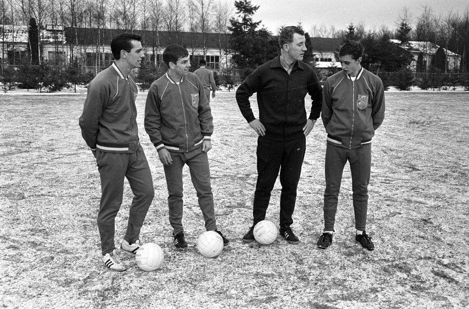 Training Nederlands Elftal, Kessler met enkele spelers. Van links naar rechts W, Bestanddeelnr 918-6707