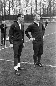 Training Nederlands elftal te Zeist, Pim Doesburg (l) en Tony van Leeuwen de twe, Bestanddeelnr 920-1627