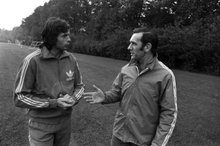 Training Nederlands elftal in Zeist Knobel (r) in gesprek met , Bestanddeelnr 927-4994