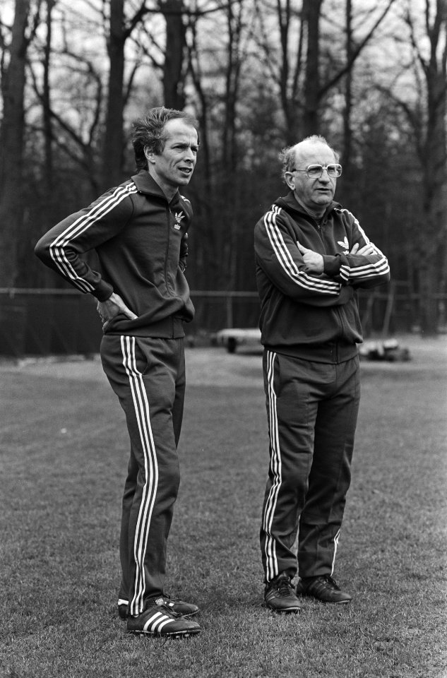 Training Nederlands elftal in Zeist i.v.m. wedstrijd tegen Frankrijk, assistent-coach Rob Baan (l) en bondscoach Kees Rijvers tijdens de training, Bestanddeelnr 931-3929