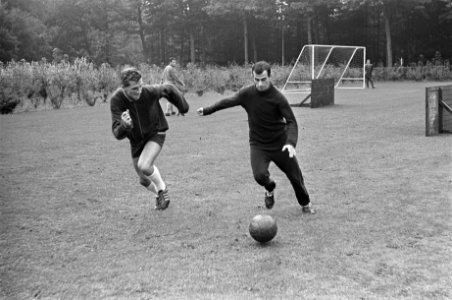 Training Nederlands elftal Coen Moulijn omspeelt in een oefenpartijtje back Guu, Bestanddeelnr 915-4831