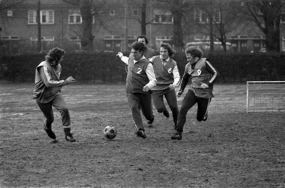 Training van de Ajaxspelers van links naar rechts Neeskens, Krol, Haan, Steffen, Bestanddeelnr 926-9836