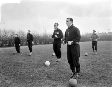 Training Nederlands elftal , v.l.n.r. Notermans, Pieters Graafland , Kruyver, Ri, Bestanddeelnr 910-1635