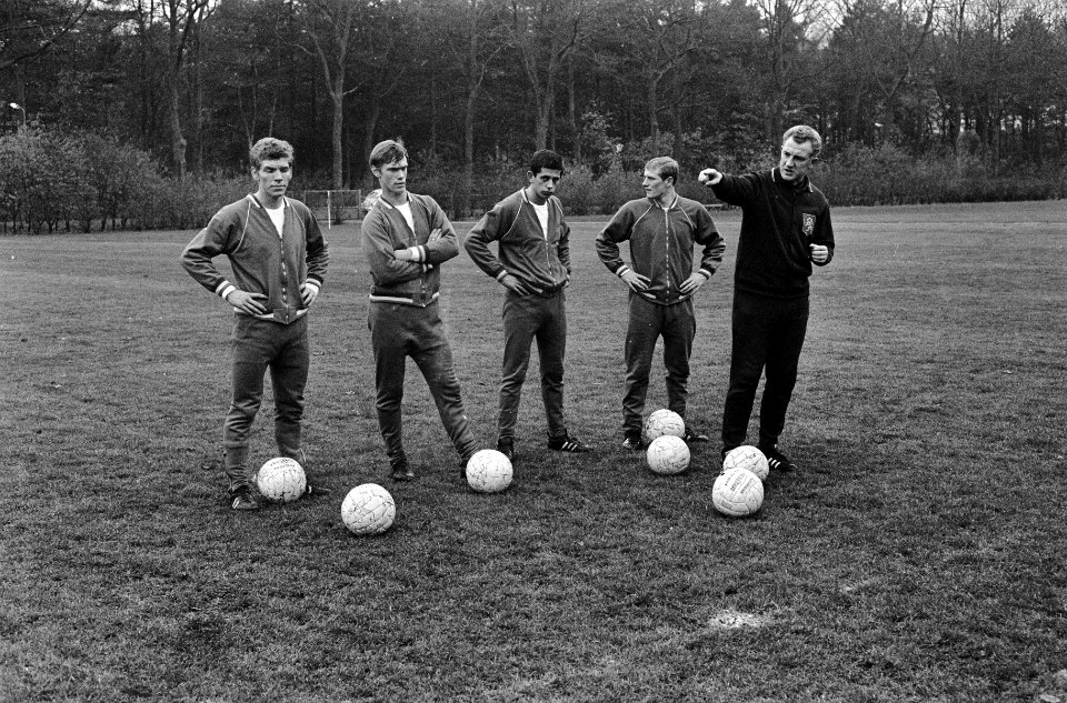 Training Nederlands elftal te Zeist. Trainer Kessler (rechts, Bestanddeelnr 920-8744