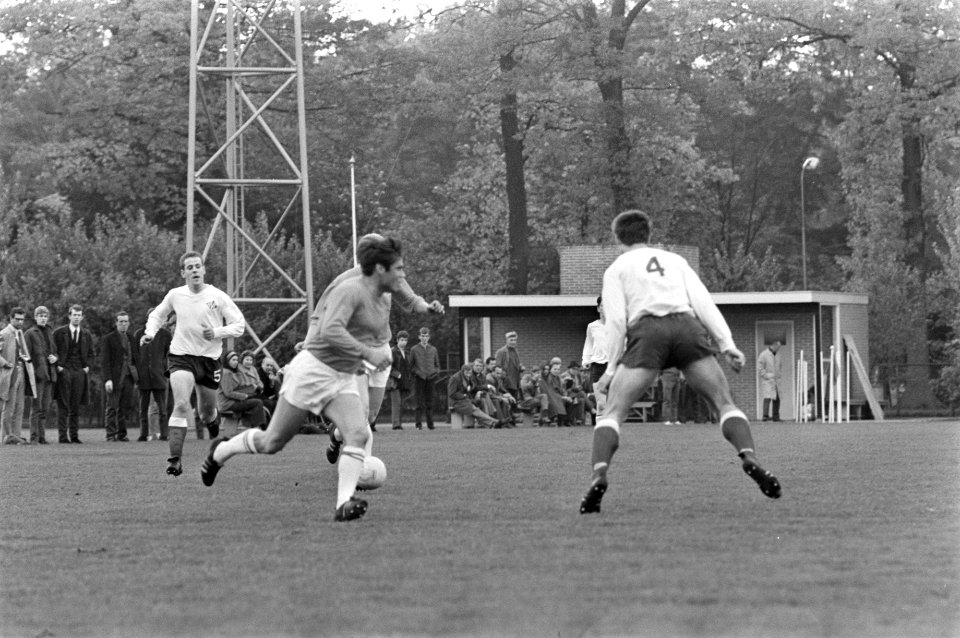 Training Nederlands elftal te Zeist. Geselecteerden oefenden tegen HVC. Kinderen, Bestanddeelnr 921-3568