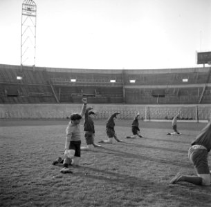 Training van het Nederlands elftal in het Olympisch Stadion, enige dagen na de o, Bestanddeelnr 191-1094