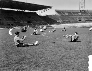 Training van de Mexicaanse voetballers in het Olympisch Stadion . Training in he, Bestanddeelnr 912-3649