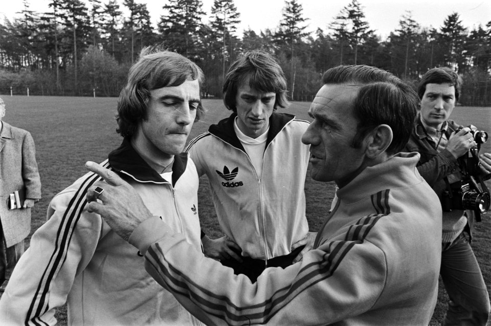 Training Nederlands elftal i.v.m. wedstrijd België Knobel en Neeskens (links) e, Bestanddeelnr 928-5329