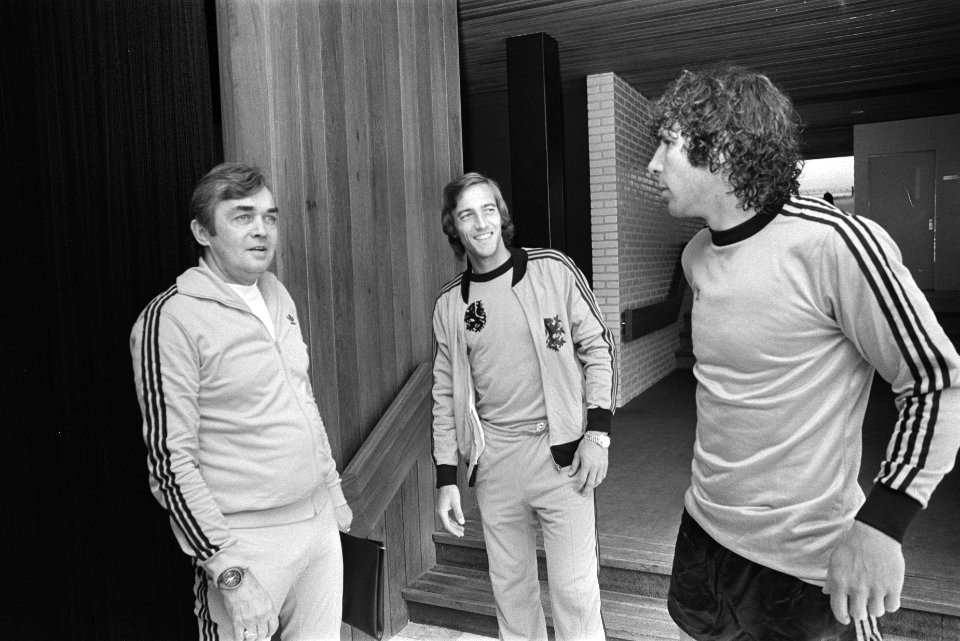Training Nederlands elftal in Zeist vlnr Happel, Neeskens, Van Hanegem, Bestanddeelnr 929-7154