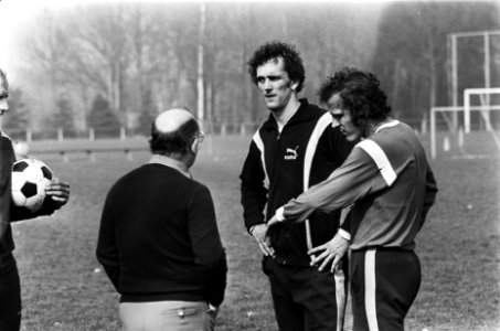 Training PSV in verband met Uefacupfinale tegen Bastia Rene van de Kerkhof (r) , Bestanddeelnr 929-6855