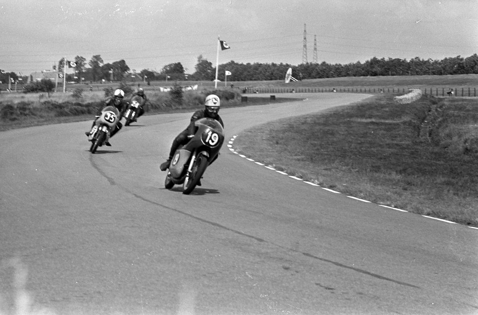 Training TT Assen. 125cc motoren in de bocht, Bestanddeelnr 920-4252
