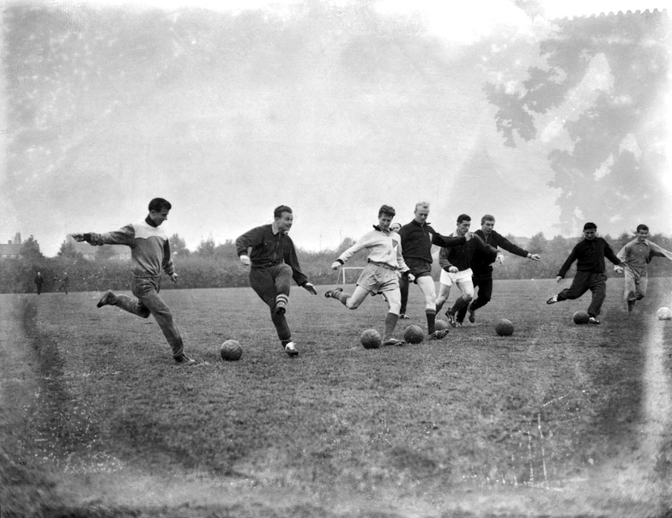 Training van het Nederlands elftal in Den Bosch v.l.n.r. Moulijn, Van der Kuil ,, Bestanddeelnr 909-9380