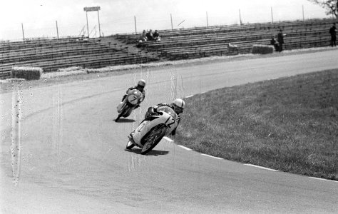 Training TT-races op circuit Assen , L Taveri en T Robb, Bestanddeelnr 914-0761