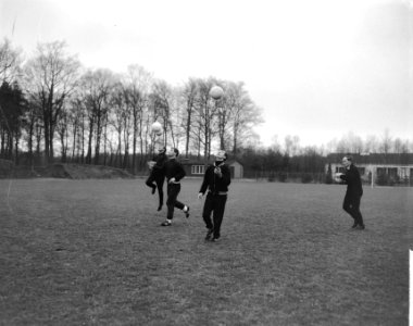 Training Nederlands elftal te Zeist, Moulijn (koppend), Bestanddeelnr 917-5722