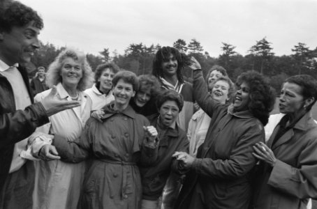 Training Nederlands elftal Ruud Gullit met dames die op de foto willen met hem, Bestanddeelnr 934-0998