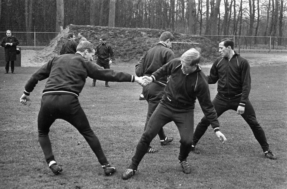 Training Nederlands elftal te Zeist, v.l.n.r. Nuninga, Kemper, Veldhoen, Schrijv, Bestanddeelnr 920-0529