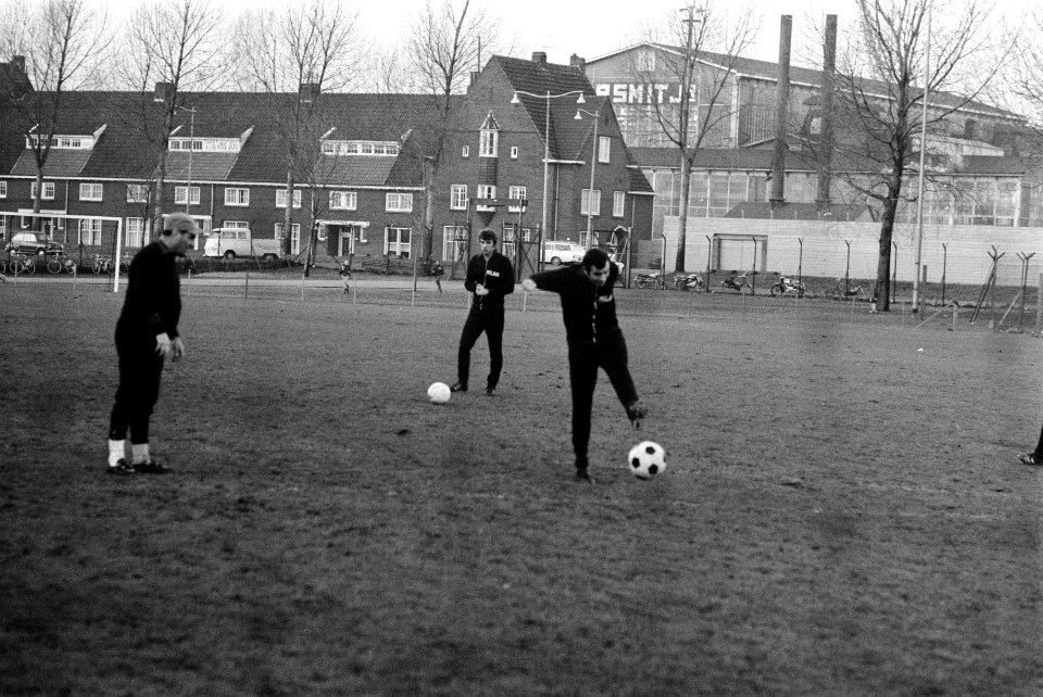 Training van het AC Milan elftal op een bijveld van het Feyenoord-stadion in Rot, Bestanddeelnr 923-0119