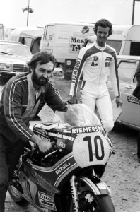 Training TT Assen Wil Hartog (rechts) op weg naar de baan met zijn 500cc Suzuki, Bestanddeelnr 929-7831