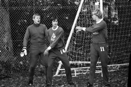 Training van Ajax voor de wedstrijd tegen Celtic. Vlnr. Schrijvers, Cruijff en S, Bestanddeelnr 932-3439