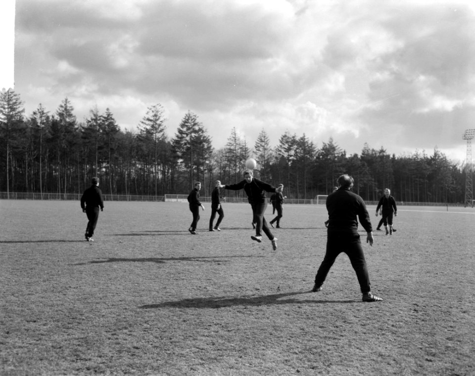 Training Nederlands elftal te Zeist, spelers tijdens de training, Hans Kraay ko…, Bestanddeelnr 916-2747